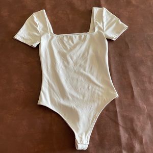 Aritzia Babaton Contour Squareneck Shortsleeve Bodysuit in Light Denude